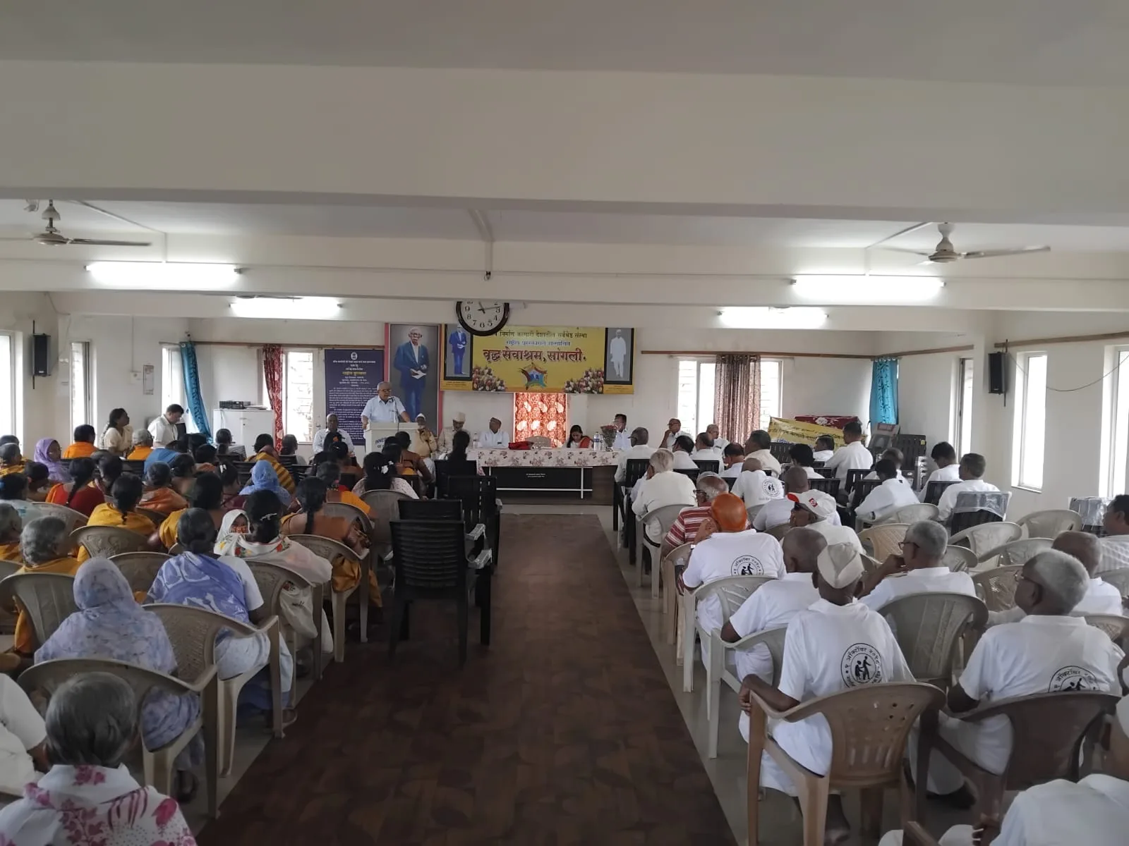वृद्ध सेवाश्रम छायाचित्र